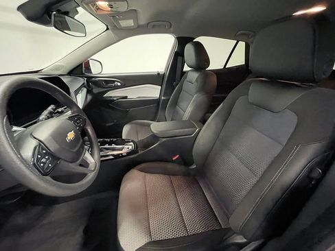 Used 2025 Chevrolet Trax LT FWD image 3