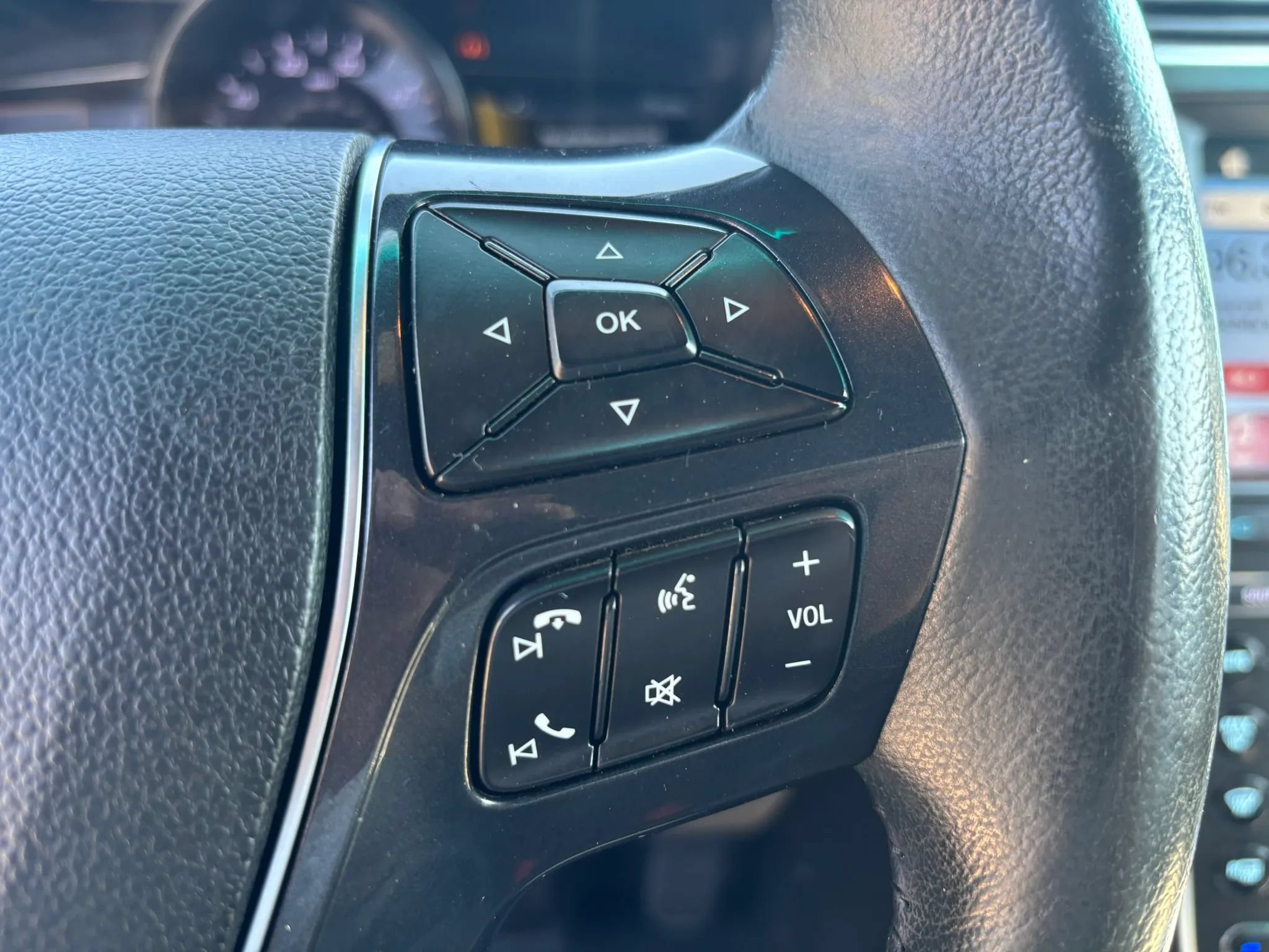 Used 2018 Ford Explorer Limited w/ Equipment Group 301A FWD image 11