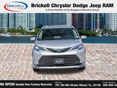 Used 2024 Toyota Sienna XLE FWD image 2