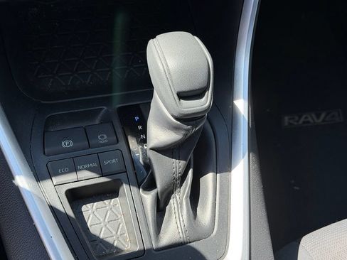 Used 2019 Toyota RAV4 LE FWD image 18