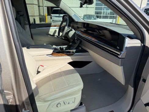 Used 2025 Cadillac Escalade Sport Platinum image 5