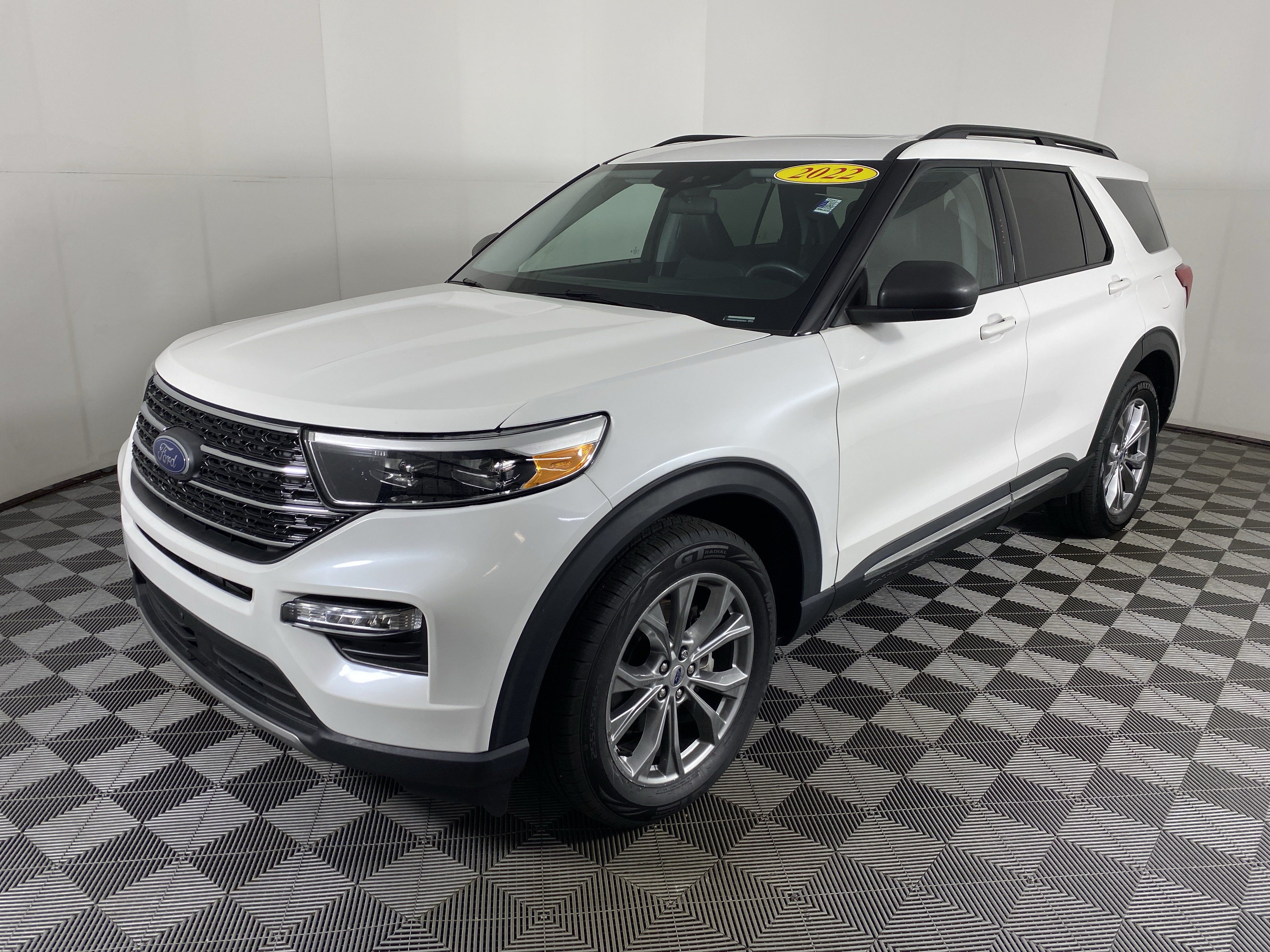 Used 2022 Ford Explorer XLT w/ Equipment Group 202A AWD/4WD image 12