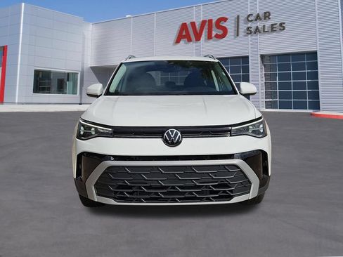 Used 2025 Volkswagen Taos SE AWD/4WD image 2
