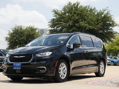 Used 2022 Chrysler Pacifica Touring-L FWD image 7