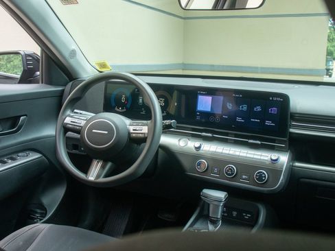 Used 2024 Hyundai Kona SE AWD/4WD image 2