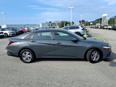 Used 2025 Hyundai Elantra SE FWD image 2