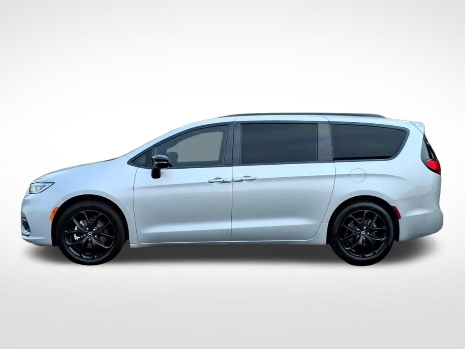 Used 2026 Chrysler Pacifica Limited w/ S Appearance Package FWD image 2