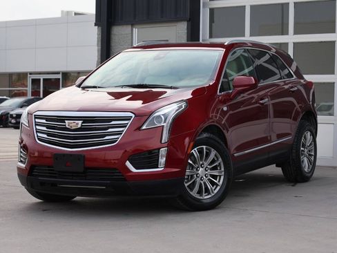 Used 2017 Cadillac XT5 Luxury w/ Driver Awareness Package AWD/4WD image 3