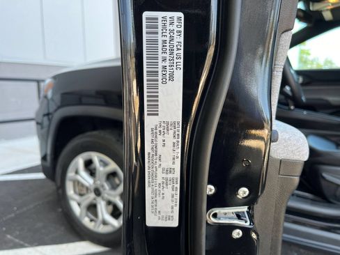 Used 2025 Jeep Compass Latitude AWD/4WD image 34