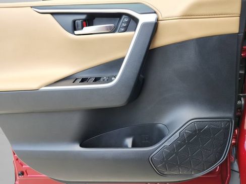 Used 2019 Toyota RAV4 Limited w/ Cold Weather Package FWD image 31