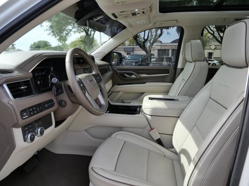 Used 2021 GMC Yukon Denali w/ Denali Premium Package image 12