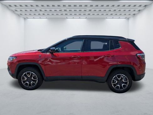 Used 2025 Jeep Compass Trailhawk AWD/4WD image 7