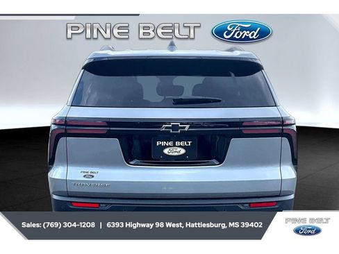 Used 2025 Chevrolet Traverse LT w/ Driver Confidence Package FWD image 4