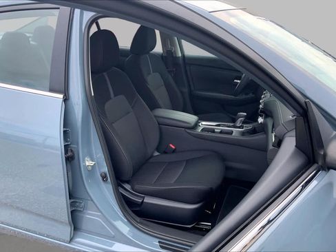 Used 2025 Nissan Sentra SV w/ All-Weather Package FWD image 9