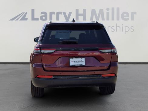 Used 2023 Jeep Grand Cherokee Altitude AWD/4WD image 4