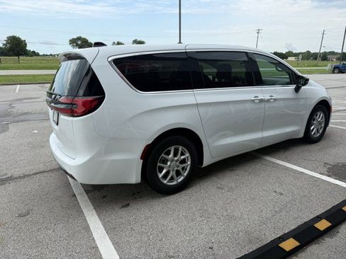 Used 2026 Chrysler Pacifica Select FWD image 2