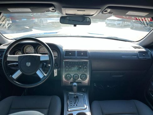 Used 2010 Dodge Challenger SE image 9