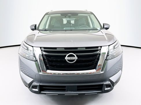 Used 2025 Nissan Pathfinder SV image 2