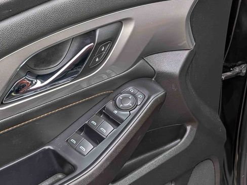 Used 2020 Chevrolet Traverse LT image 18