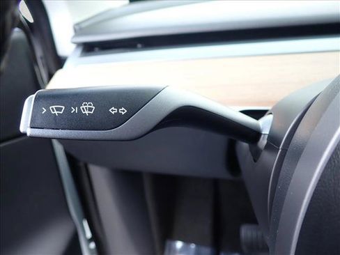 Used 2022 Tesla Model Y Long Range AWD/4WD image 16