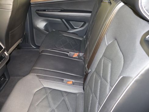 Used 2025 Volkswagen Atlas SE image 46