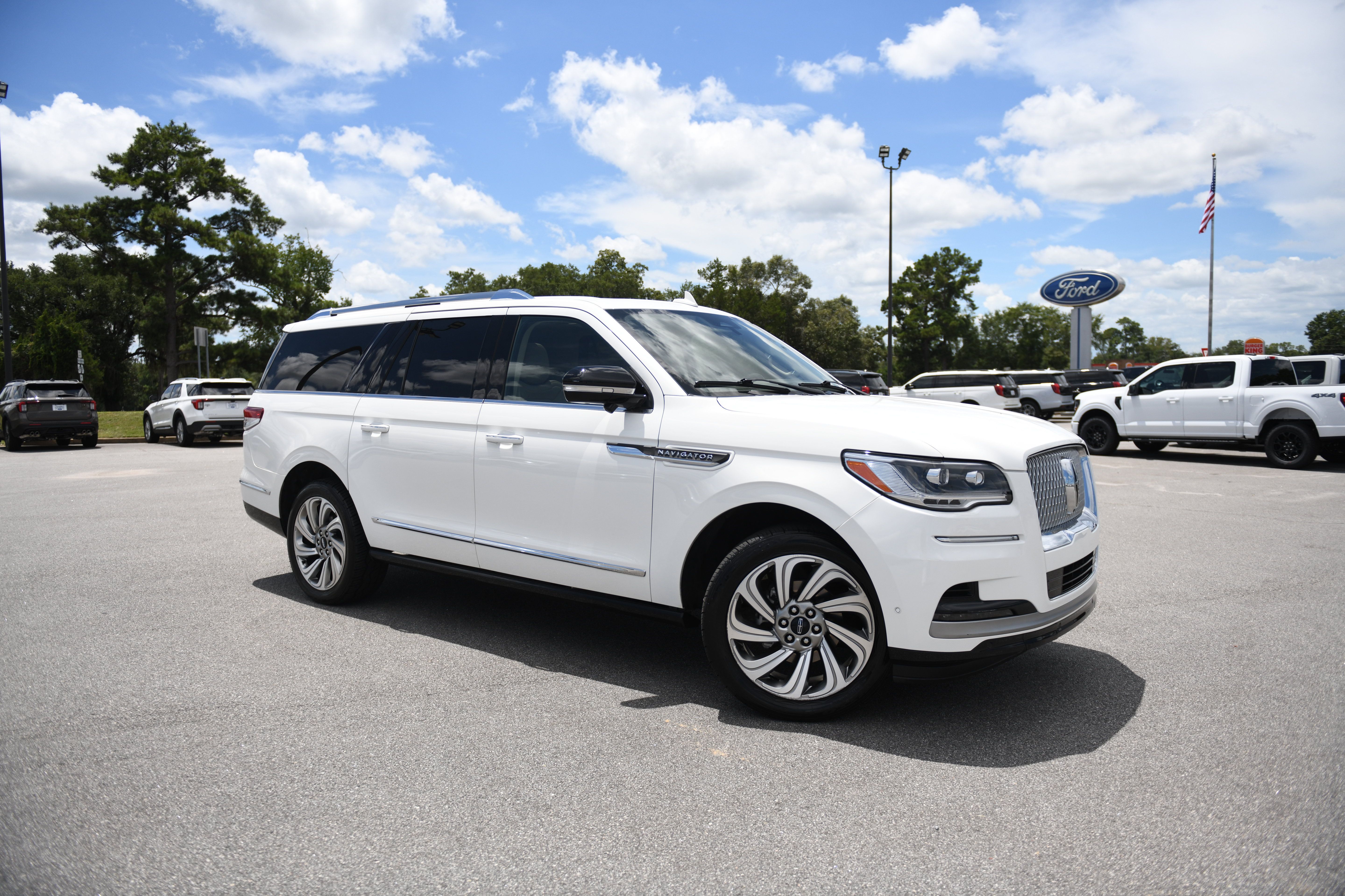 Used 2023 Lincoln Navigator L Reserve AWD/4WD image 2