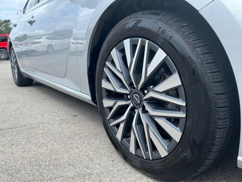 Used 2024 Nissan Altima 2.5 SV FWD image 15