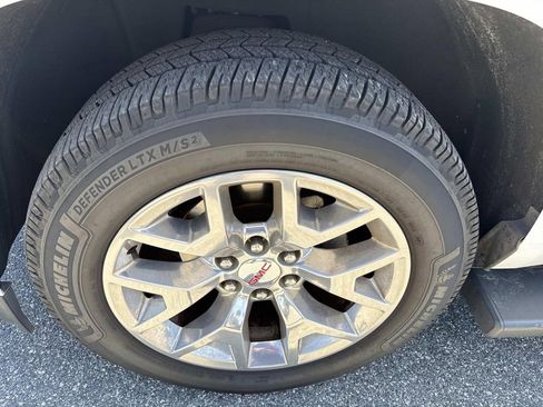 Used 2017 GMC Yukon XL SLE w/ SLE Value Package image 12