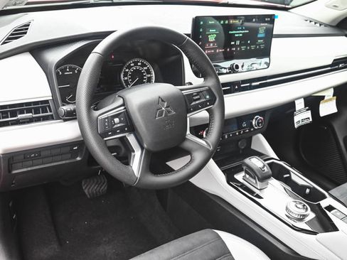 New 2025 Mitsubishi Outlander SE image 15