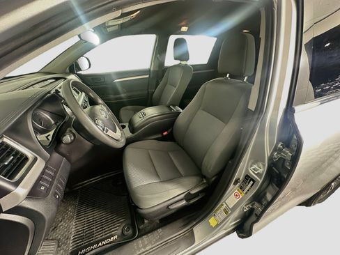 Used 2019 Toyota Highlander LE FWD image 13
