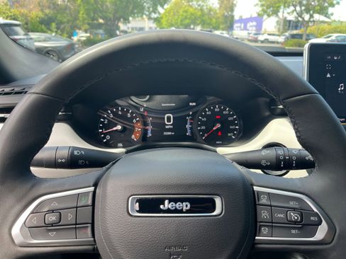Used 2025 Jeep Compass Limited AWD/4WD image 29