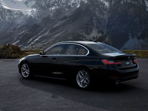 Used 2025 BMW 330i Sedan w/ Premium Package image 32