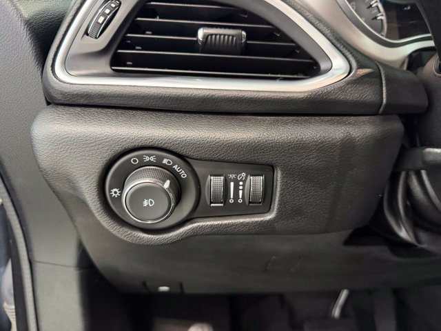 Used 2018 Chrysler Pacifica Touring-L w/ Premium Audio Group FWD image 11