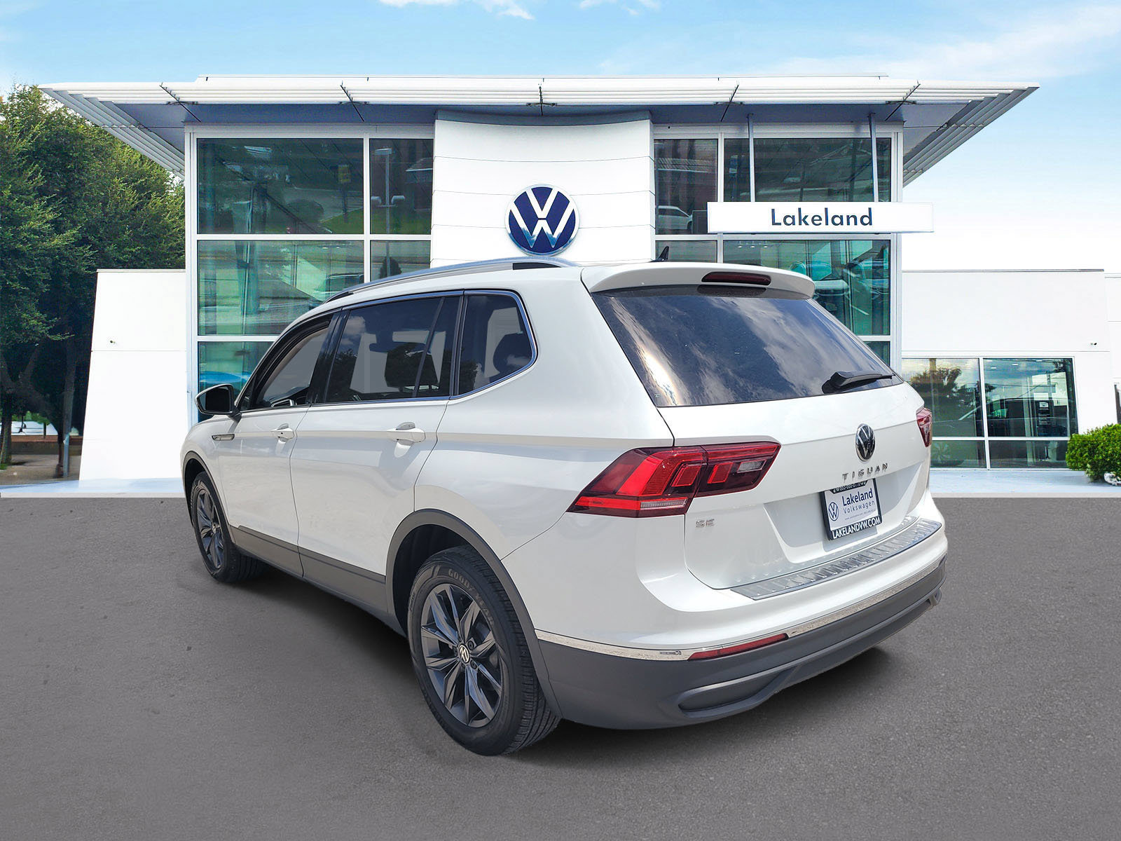 Used 2023 Volkswagen Tiguan SE FWD image 4