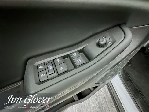 New 2025 Jeep Grand Cherokee Altitude image 30