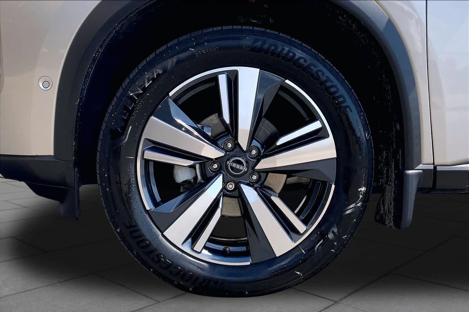 Used 2023 Nissan Rogue Platinum FWD image 11