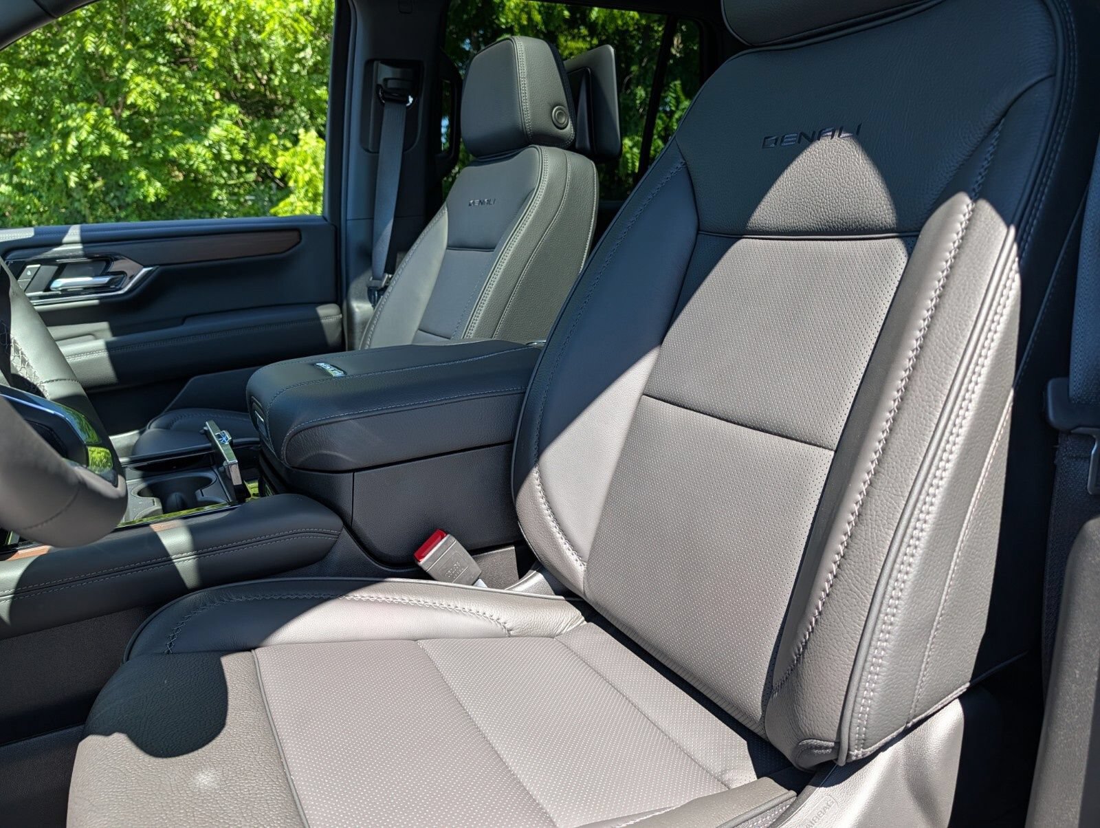 New 2026 GMC Yukon Denali w/ Denali Reserve Package AWD/4WD image 26