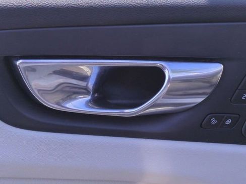 Used 2020 Volvo XC60 T8 Momentum image 15