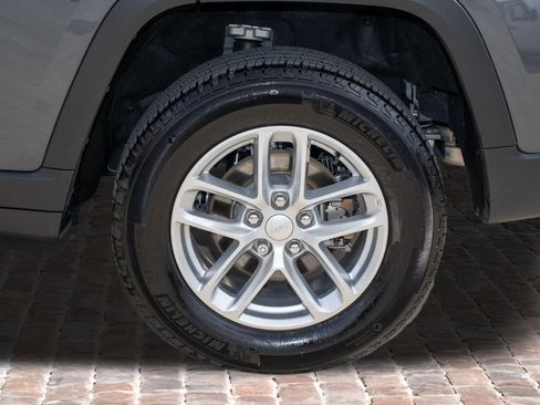 Used 2025 Jeep Grand Cherokee Laredo w/ Luxury Tech Group I RWD image 40