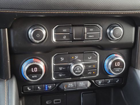 Used 2022 GMC Yukon XL AT4 AWD/4WD image 29