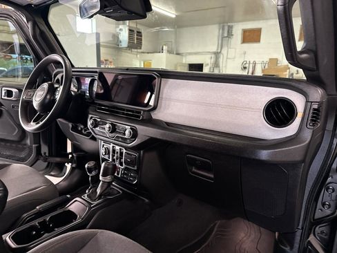 Used 2024 Jeep Wrangler Unlimited image 55