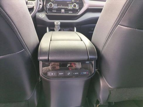 Used 2022 Toyota Highlander XLE FWD image 17