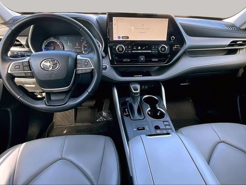 Used 2023 Toyota Highlander XLE AWD/4WD image 15