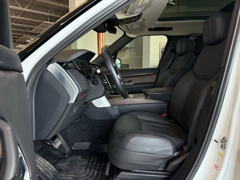 Used 2025 Land Rover Range Rover SE image 46