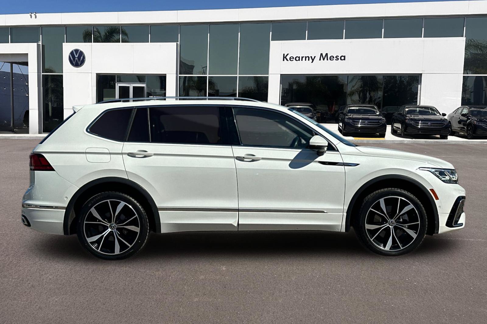 Used 2022 Volkswagen Tiguan SEL R-Line AWD/4WD image 3