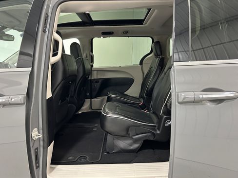 Used 2023 Chrysler Pacifica Limited FWD image 29