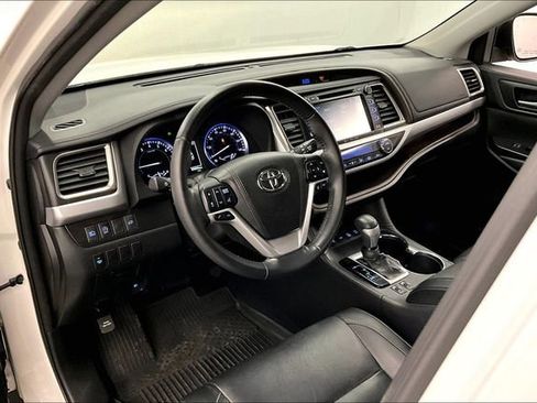 Used 2018 Toyota Highlander XLE AWD/4WD image 16