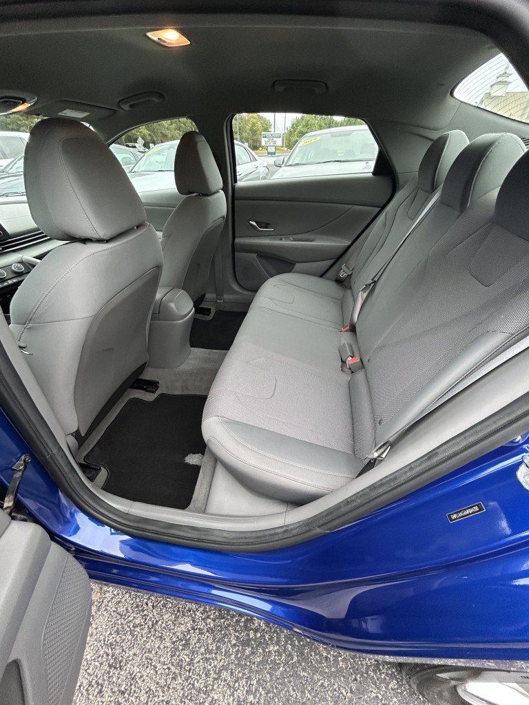 Used 2021 Hyundai Elantra SE FWD image 9