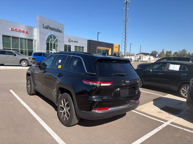 Used 2023 Jeep Grand Cherokee Limited w/ Trailer Tow Prep Group (B) AWD/4WD image 3