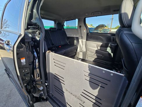 Used 2020 Toyota Sienna SE w/ SE Preferred Package image 18